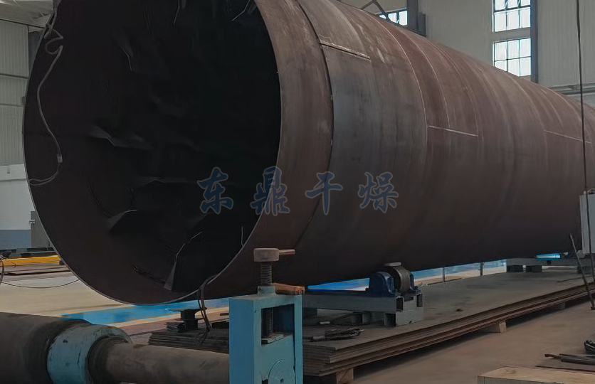 走进陕西府谷煤泥烘干机制造车间，机器轰鸣中满是专业气息 —— 这里正为煤泥烘干需求，精准打造适配设备。  车间内，钢板切割环节采用数控设备，误差控制在 ±1mm 内，确保滚筒等核心部件尺寸精准；焊接工